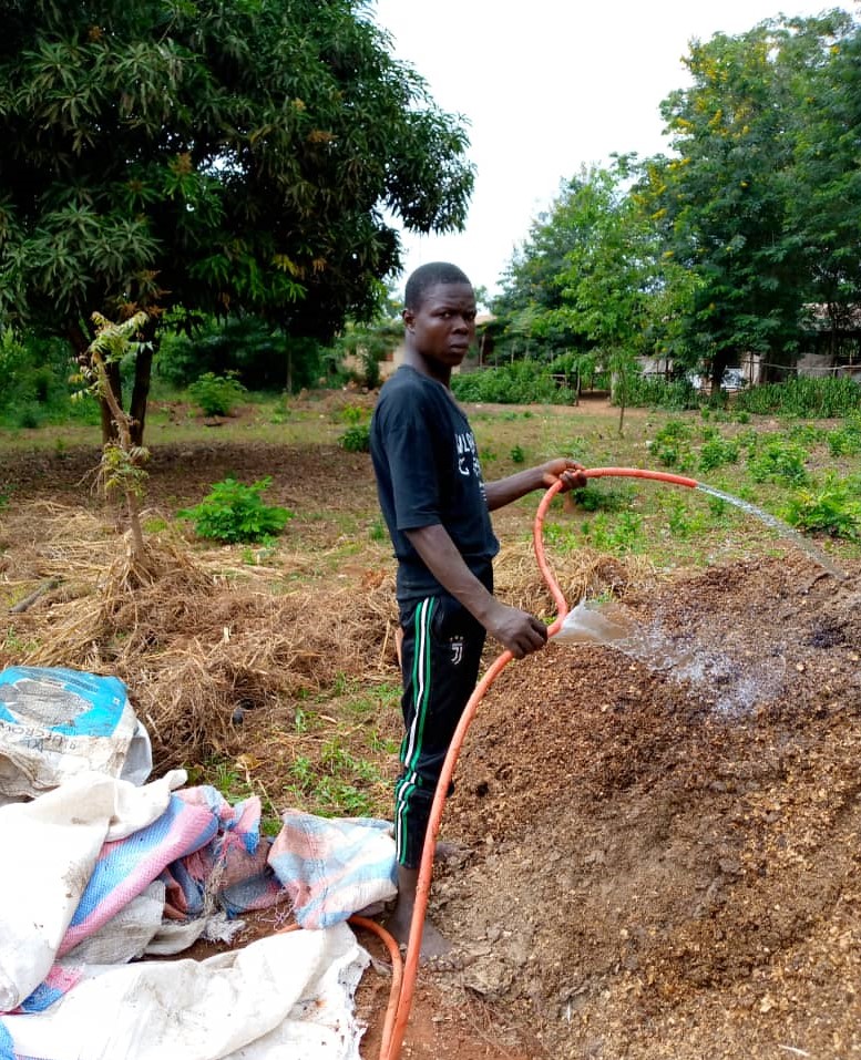 Jude prépare le compost