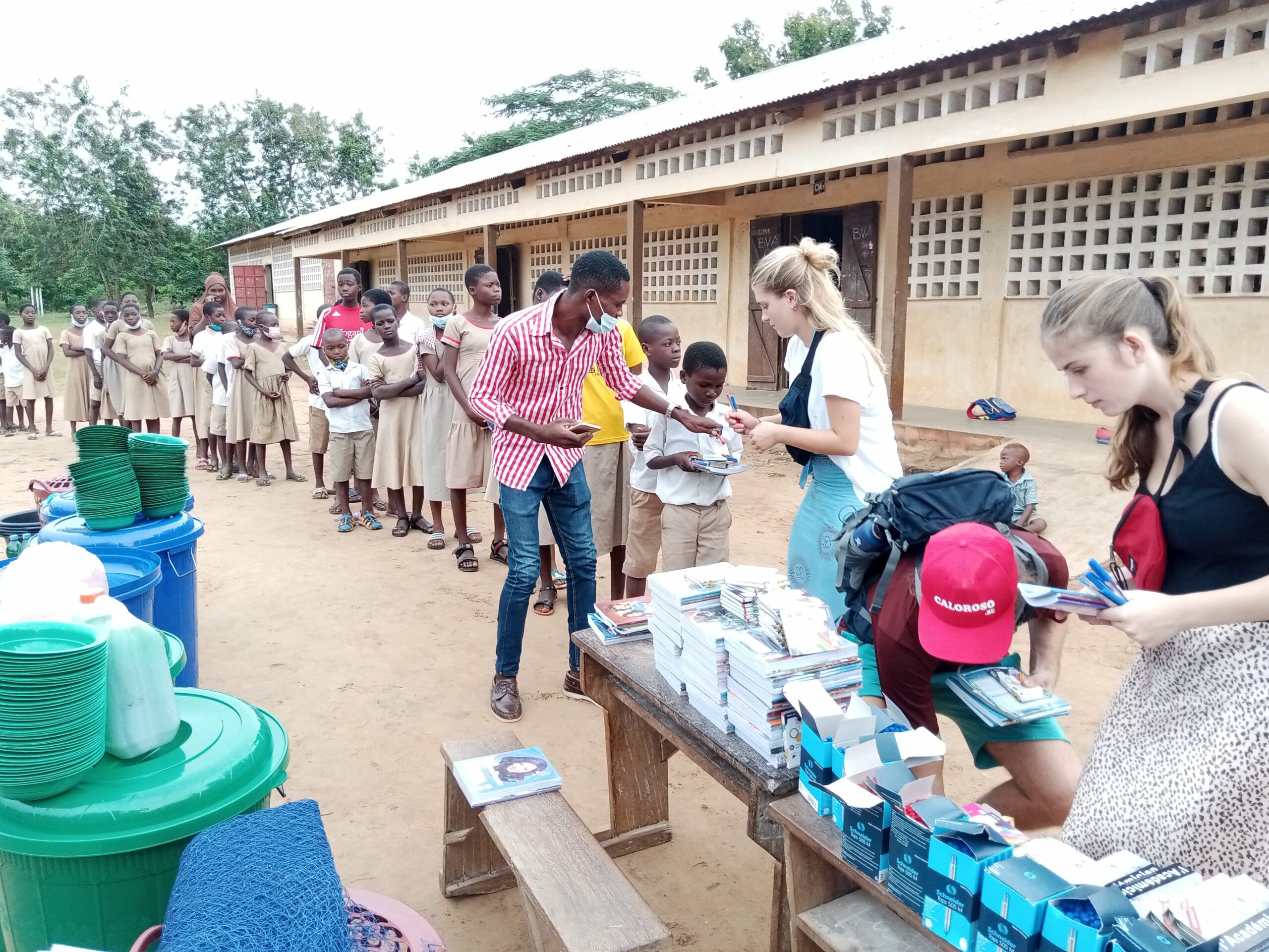 A Kpomé, des fournitures scolaires, aussi !