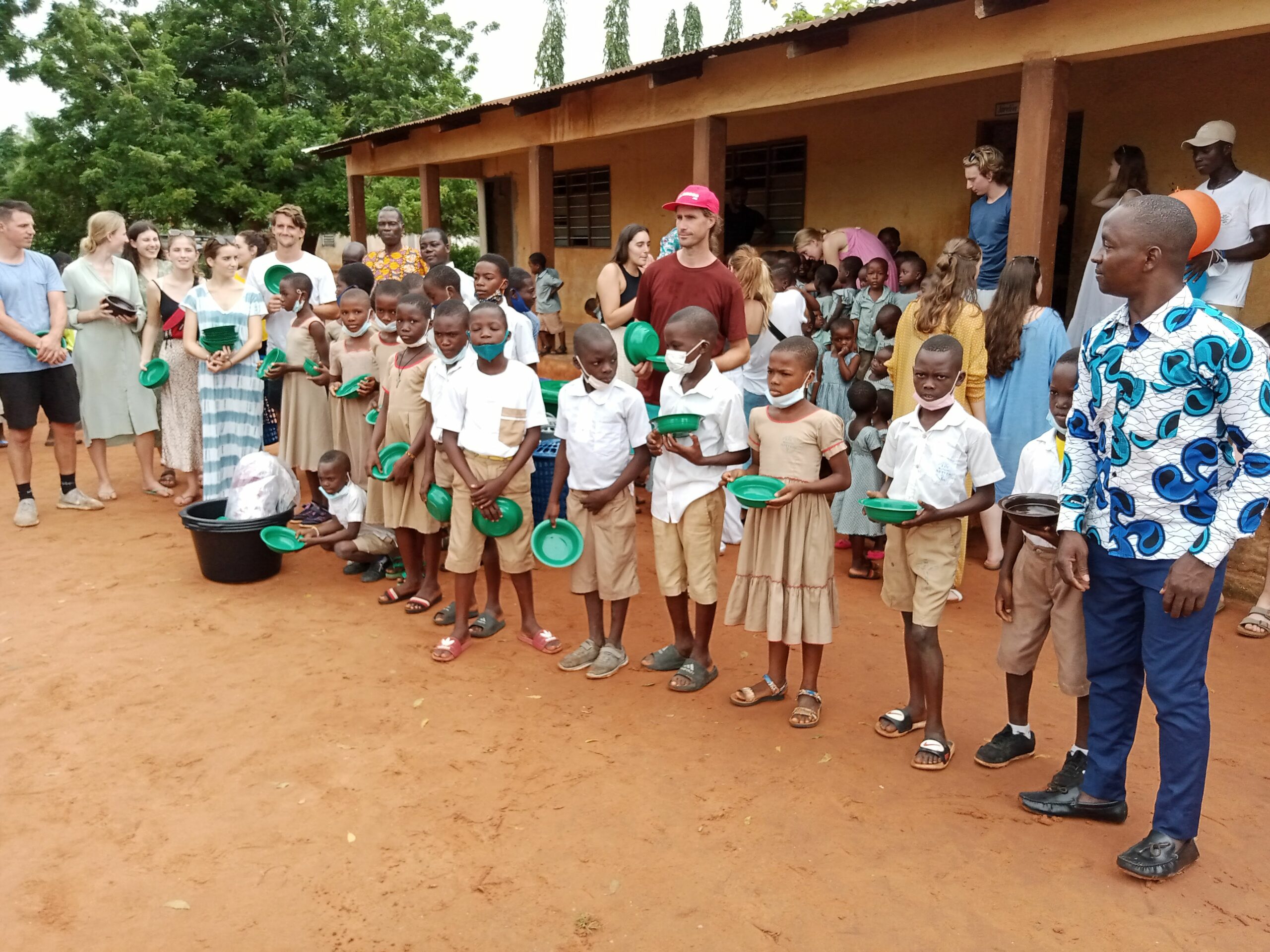 Distribution d’assiettes à Apéyémé